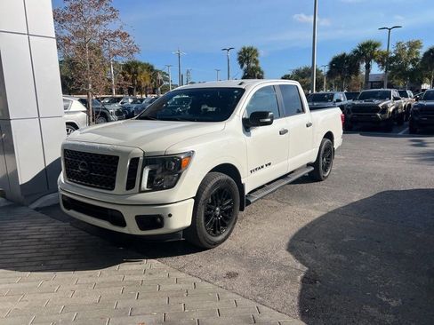 Used 2019 Nissan Titan SV w/ SV Convenience Package image 2