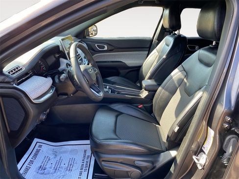 Used 2024 Jeep Compass Latitude image 9