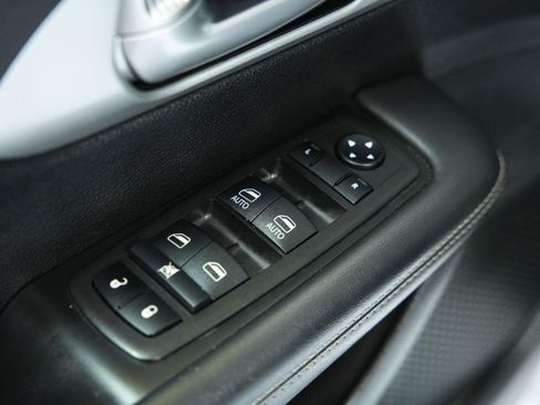Used 2024 Chrysler Pacifica Limited FWD image 32