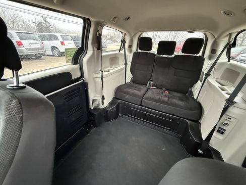 Used 2018 Dodge Grand Caravan SE w/ UConnect Hands-Free Group image 25