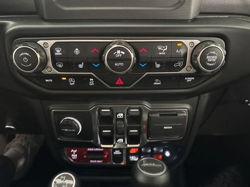Used 2021 Jeep Gladiator Mojave w/ Cold Weather Group AWD/4WD image 37