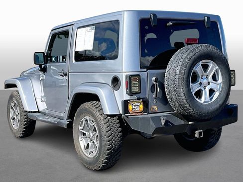 Used 2018 Jeep Wrangler Sahara w/ Connectivity Group AWD/4WD image 9