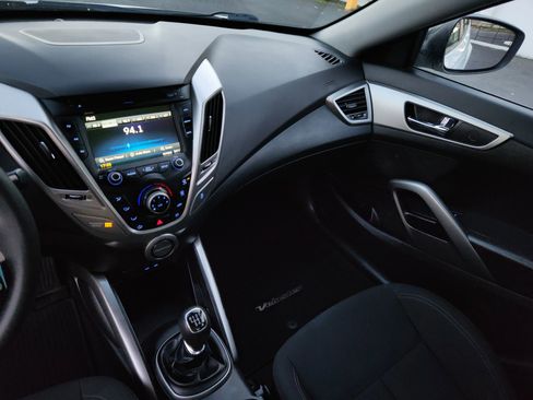 Used 2016 Hyundai Veloster image 11