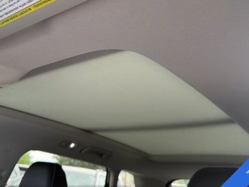 Used 2023 Volkswagen Taos SE w/ Panoramic Sunroof Package AWD/4WD image 5