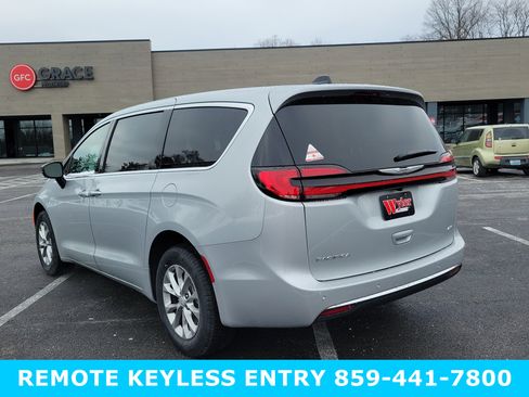 New 2026 Chrysler Pacifica Select AWD/4WD image 7