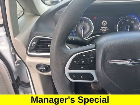 Used 2024 Chrysler Pacifica Touring-L FWD image 17