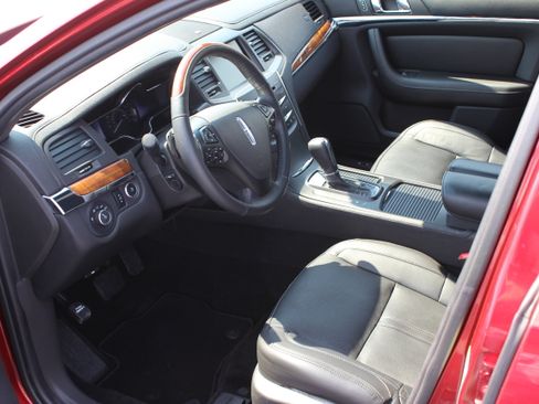 Used 2013 Lincoln MKS FWD image 21