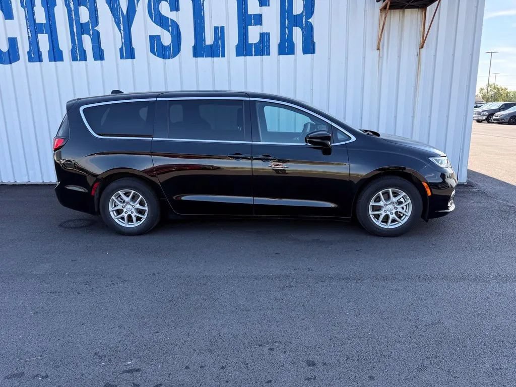 Used 2026 Chrysler Pacifica Select FWD image 9