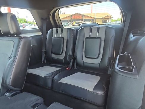Used 2017 Ford Explorer XLT w/ Equipment Group 202A AWD/4WD image 33