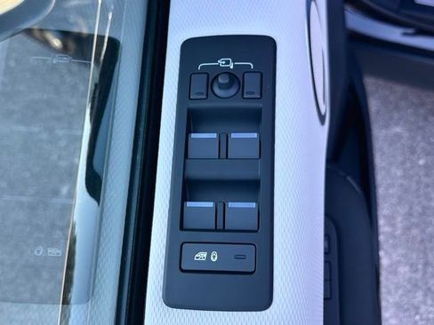 Used 2025 Land Rover Discovery Dynamic SE AWD/4WD image 15
