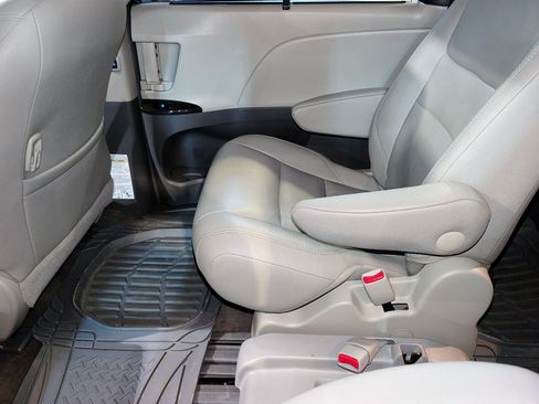 Used 2017 Toyota Sienna FWD image 19