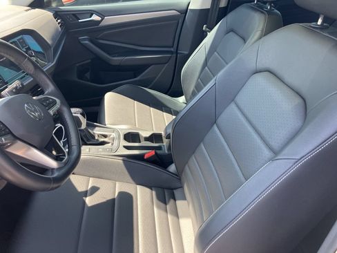 Used 2024 Volkswagen Jetta SE FWD image 6