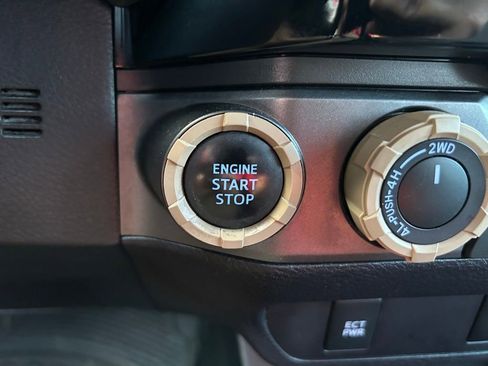 Used 2017 Toyota Tacoma TRD Sport AWD/4WD image 28