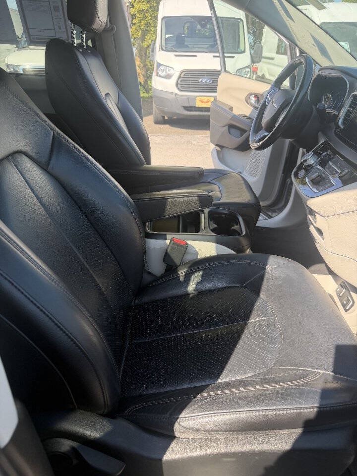 Used 2019 Chrysler Pacifica Touring-L FWD image 5