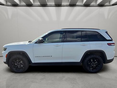 Used 2024 Jeep Grand Cherokee Altitude AWD/4WD image 2