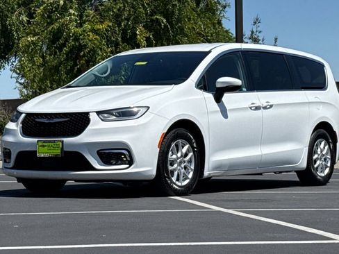 Used 2023 Chrysler Pacifica Touring-L FWD image 16