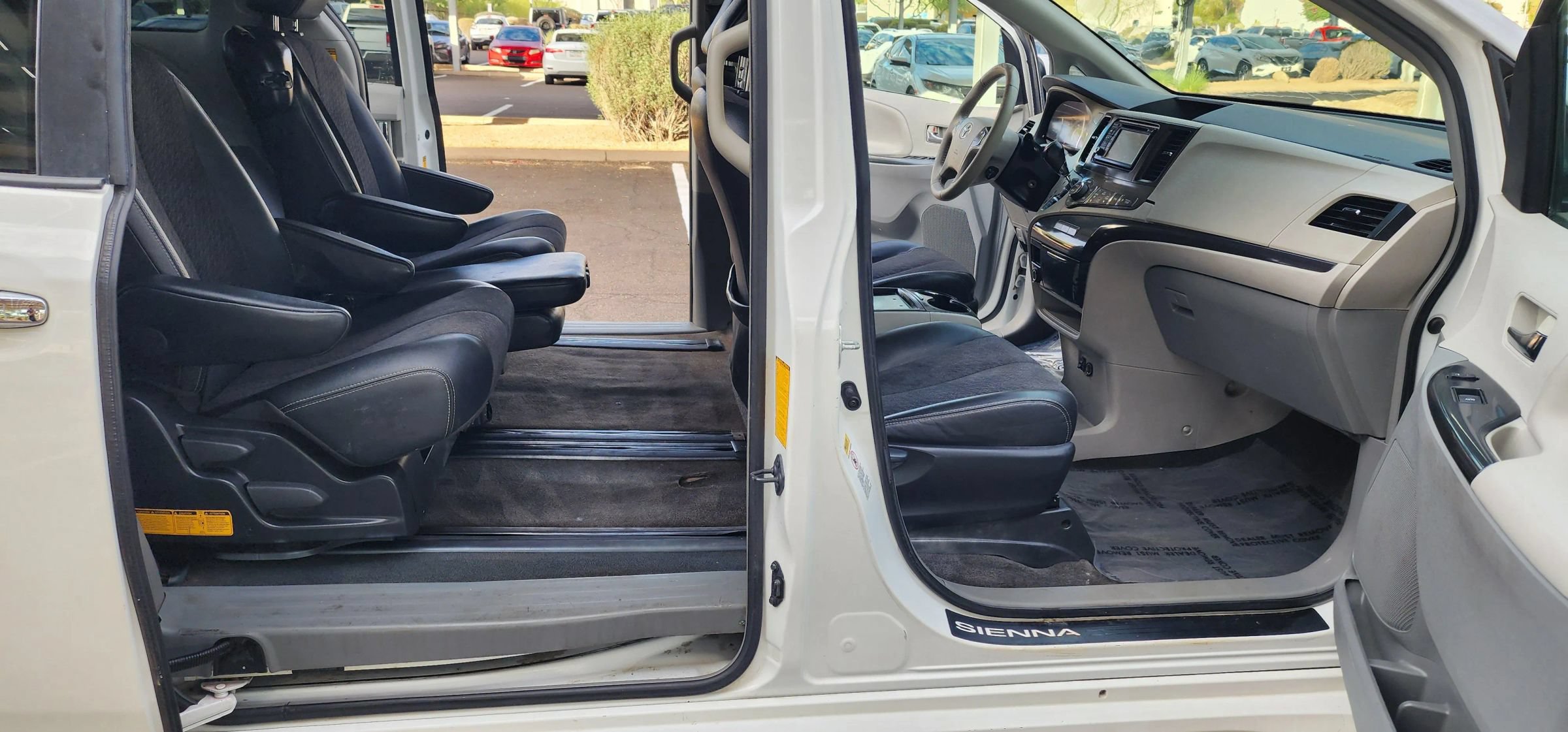 Used 2014 Toyota Sienna SE FWD image 15