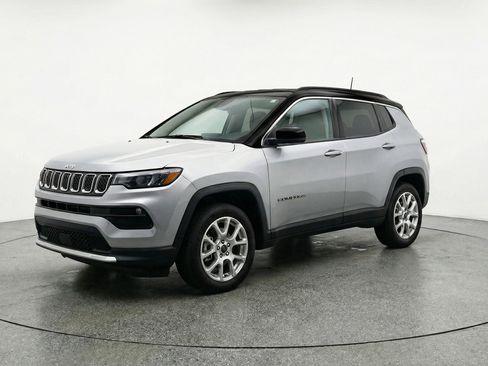 Used 2025 Jeep Compass Limited image 3