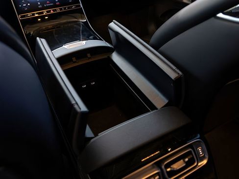 Used 2022 Mercedes-Benz S 580 4MATIC Sedan w/ AMG Line Package image 32