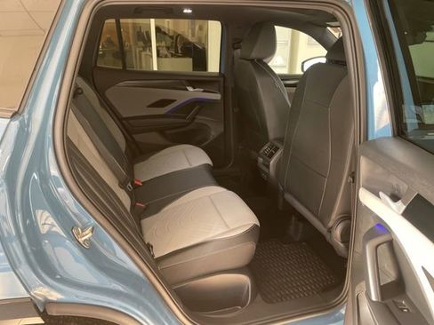 Certified 2025 Volkswagen Tiguan SE R-Line image 11