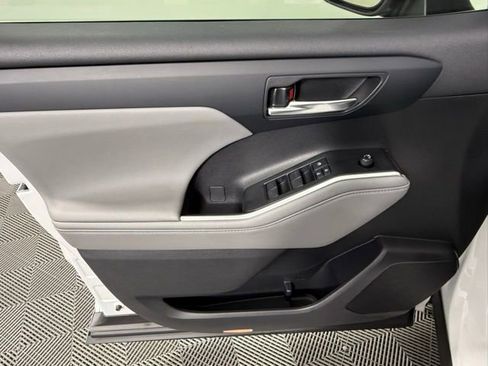 Used 2022 Toyota Highlander XLE image 14
