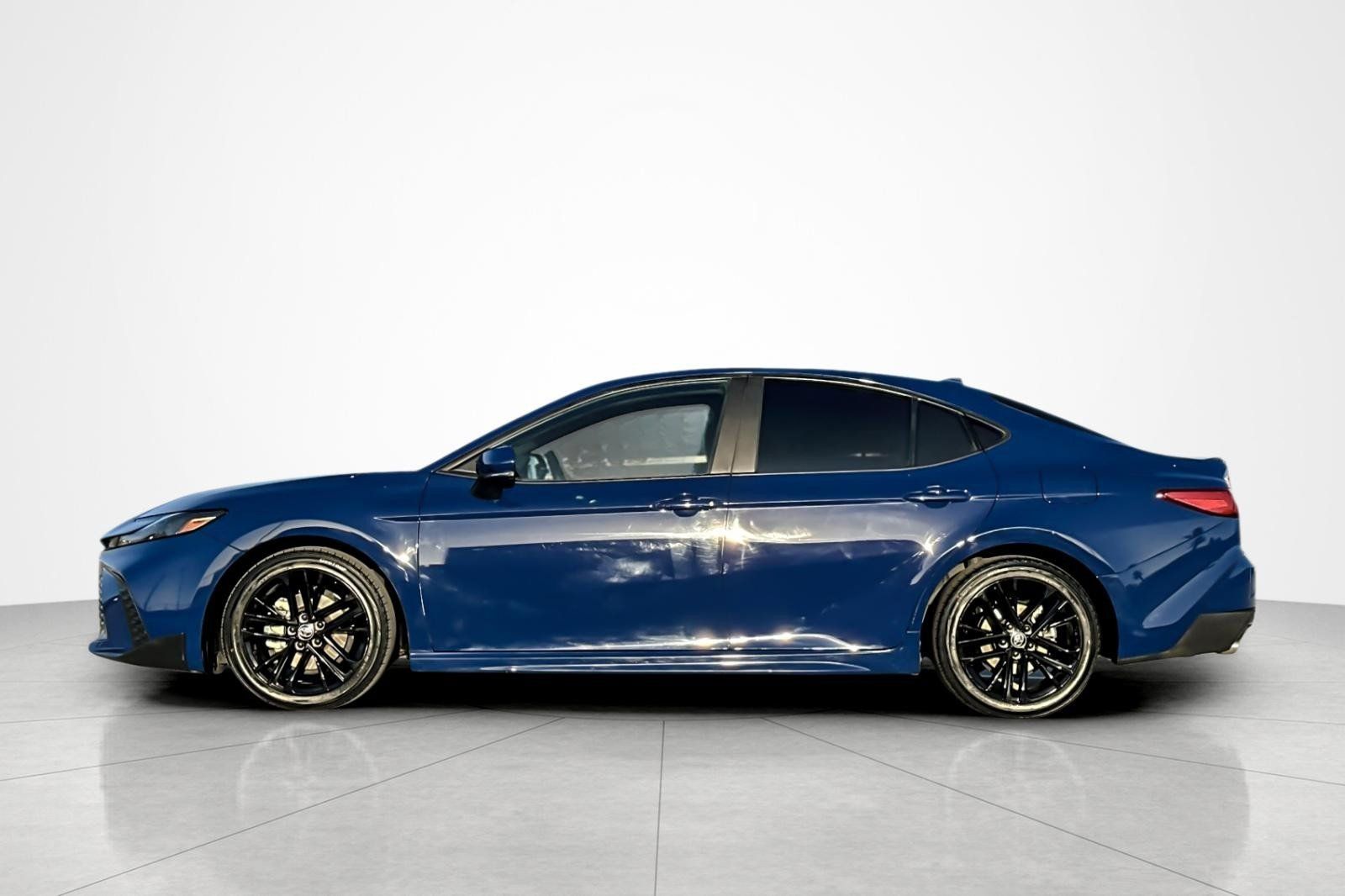 Used 2025 Toyota Camry SE w/ Convenience Package FWD image 2