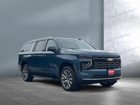 Used 2025 Chevrolet Suburban High Country AWD/4WD image 8