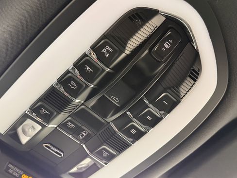 Certified 2025 Porsche Macan image 32