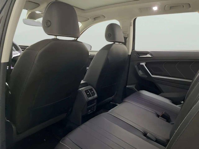 Used 2023 Volkswagen Tiguan SE w/ Panoramic Sunroof Package FWD image 20