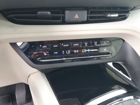 Used 2021 Buick Envision Essence w/ Technology Package I image 26