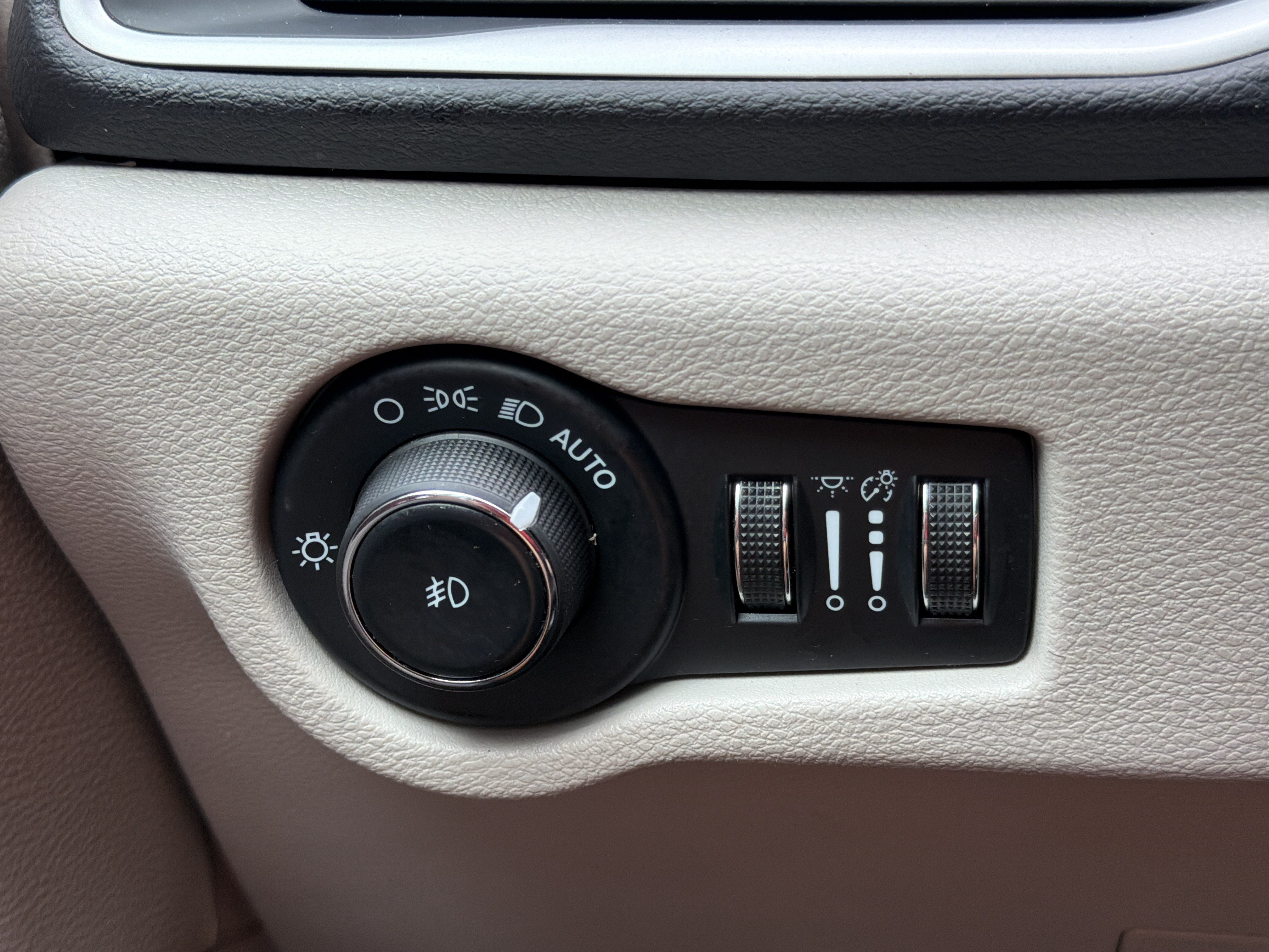 Used 2024 Chrysler Pacifica Touring-L FWD image 13