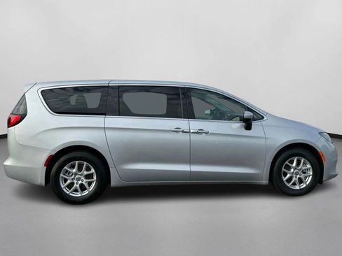 Used 2023 Chrysler Voyager LX FWD image 6
