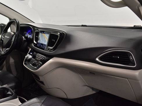 Used 2020 Chrysler Pacifica Touring-L Plus image 31