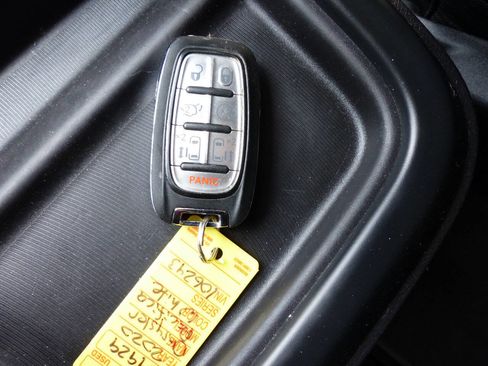 Used 2020 Chrysler Pacifica Touring-L FWD image 18