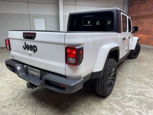 Used 2022 Jeep Gladiator Sport image 4