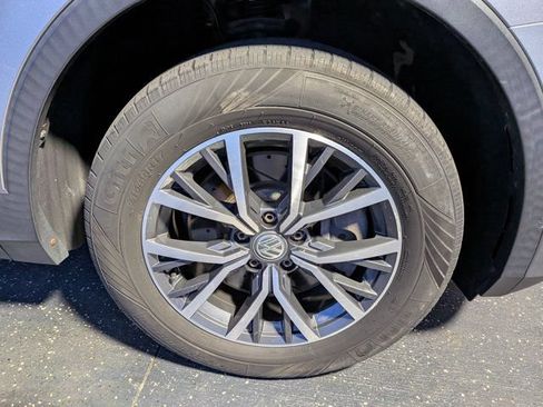 Used 2019 Volkswagen Tiguan SE w/ Panoramic Sunroof Package AWD/4WD image 13