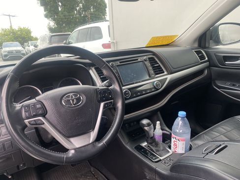 Used 2018 Toyota Highlander XLE w/ Carpet Mat Package (TMS) FWD image 7