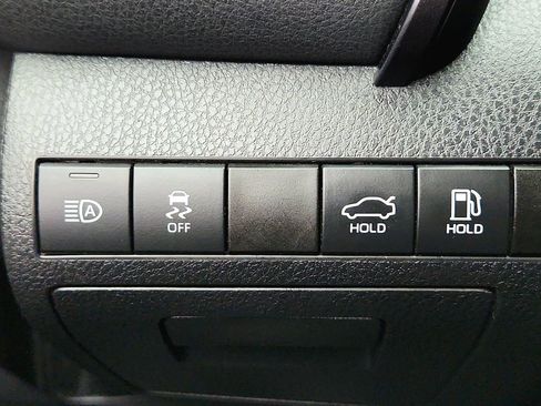 Used 2019 Toyota Camry XLE FWD image 18