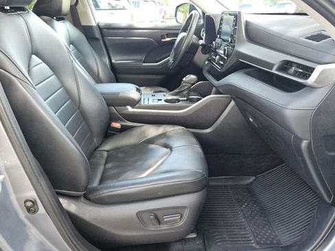 Used 2021 Toyota Highlander XLE FWD image 15