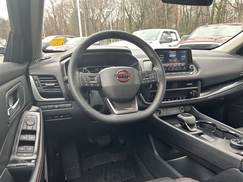 Used 2025 Nissan Rogue SV image 24