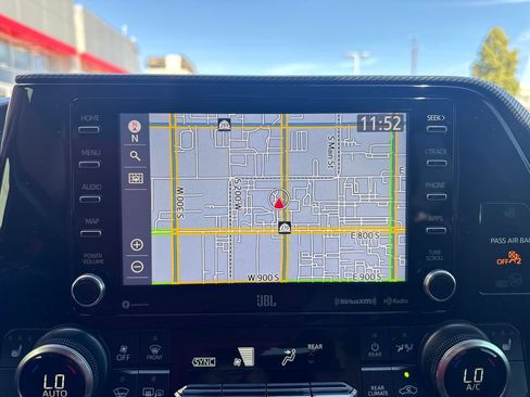 Used 2022 Toyota Highlander XSE AWD/4WD image 19