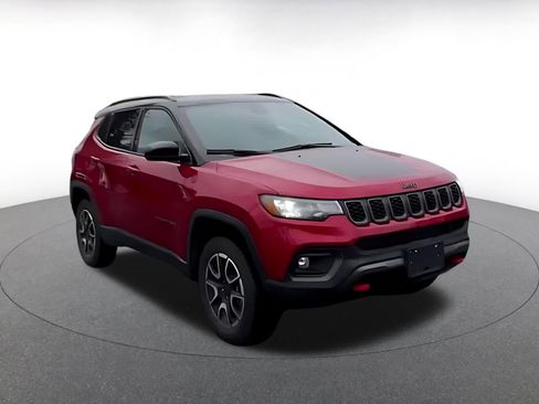 Used 2025 Jeep Compass Trailhawk image 3
