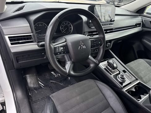 Used 2023 Mitsubishi Outlander SE AWD/4WD image 17
