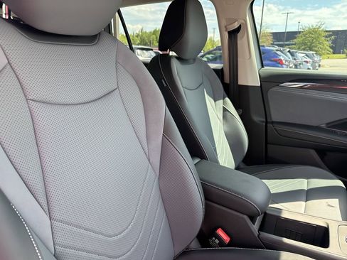 New 2025 Volkswagen Tiguan SE image 19