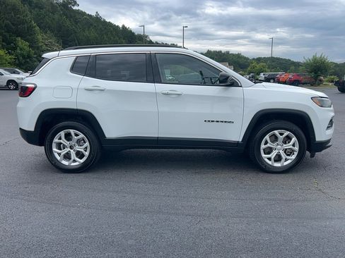 Used 2024 Jeep Compass Latitude AWD/4WD image 4