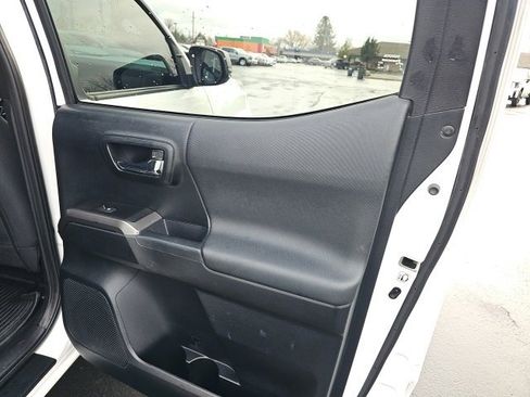 Used 2016 Toyota Tacoma TRD Sport image 10