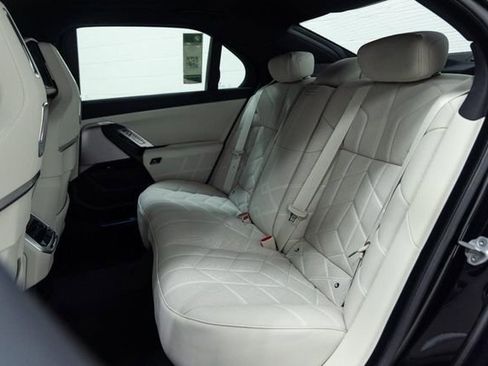 Used 2025 BMW 760i xDrive w/ Executive Package image 27