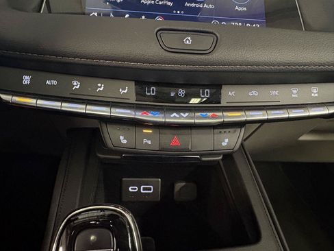 Used 2023 Cadillac XT4 Luxury w/ Cold Weather Package AWD/4WD image 31