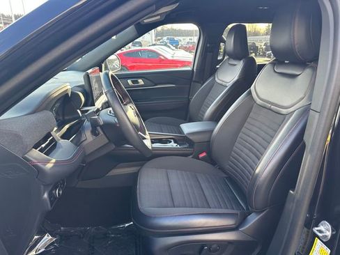 Used 2025 Ford Explorer ST-Line w/ ST-Line Street Pack image 9