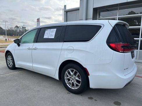 Used 2024 Chrysler Pacifica Touring-L image 6